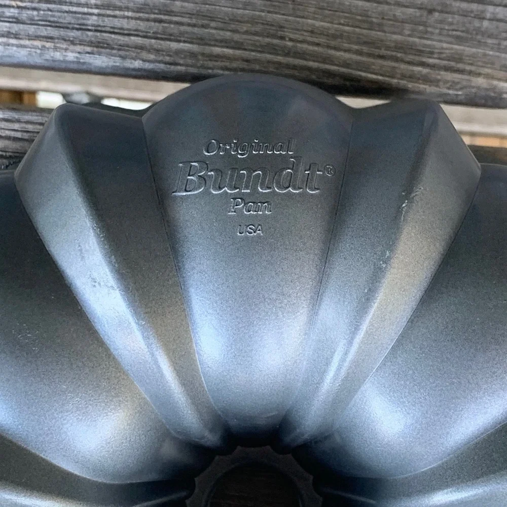 Nordic Ware Original Bundt Pan 12 Cup Cast Aluminum Nonstick Cake Pan USA 10.5